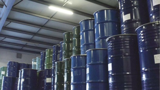 Magazyn surowca – beczki z miodem przygotowane do kontroli jakości i dalszego przetwarzania