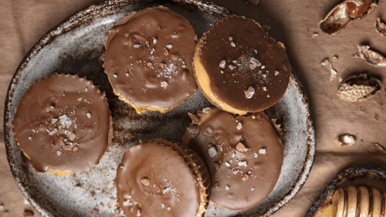 Domowe Reese’s z masłem orzechowym i miodem