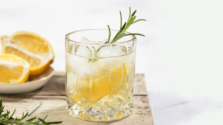 Cytrynowy drink z miodem pitnym i rozmarynem