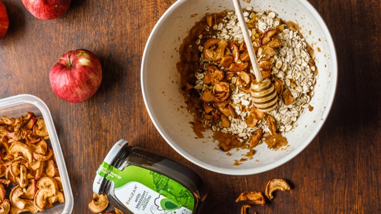 JABŁKOWA GRANOLA z miodem spadziowym