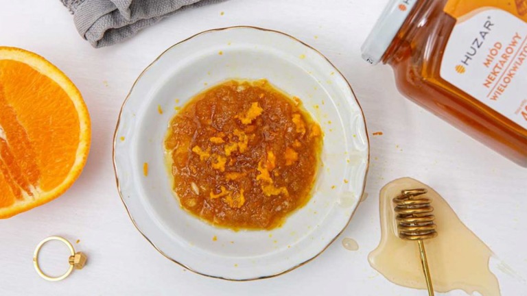 Peeling z miodu, brązowego cukru, olejów i skórki pomarańczy