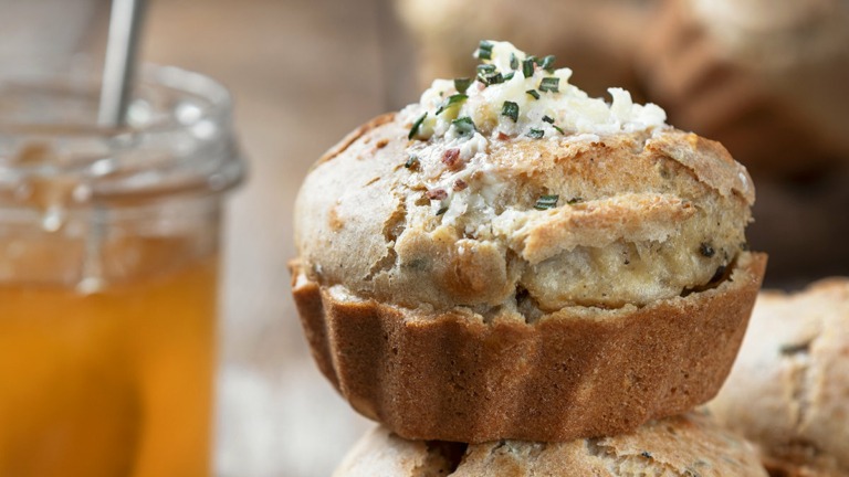 Popovers rozmarynowe z masłem miodowym