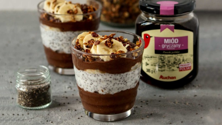 Czekoladowy pudding chia z bananem i miodem