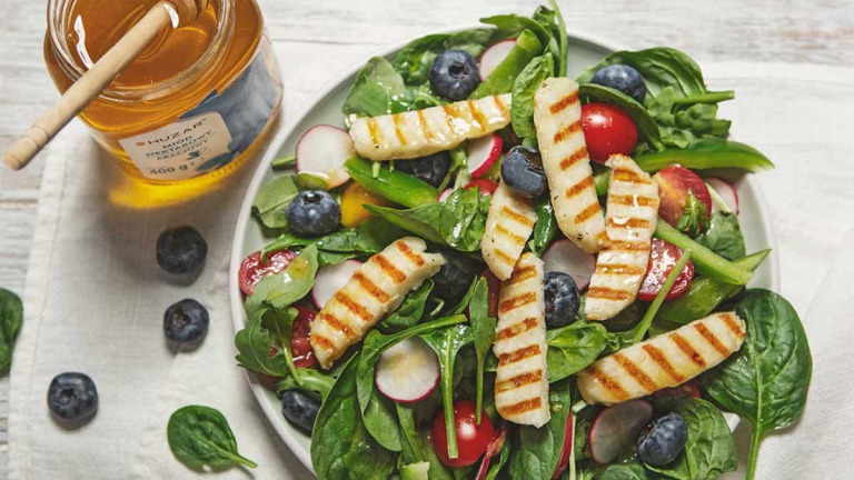 Sałatka z grillowanym serem halloumi i borówkami
